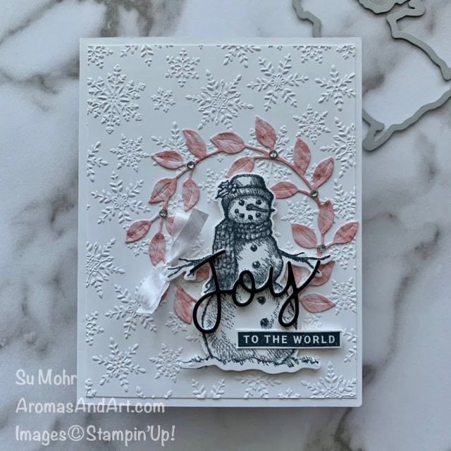 By Su Mohr for #GDP268; Click aromasandart.com to go to my blog for details! Featuring: Peace& Joy Bundle, Snow Wonder Bundle Wreath Builder Dies, Winter Snow embossing; #snowman #snowmenoncards #snowwonder #wreaths #wreathsoncards #snowtime #christmascards #holidaycards #holiday2020 #Joytotheworld #handmadecards #handcrafted #diy #cardmaking #papercrafting #cardinstruction 